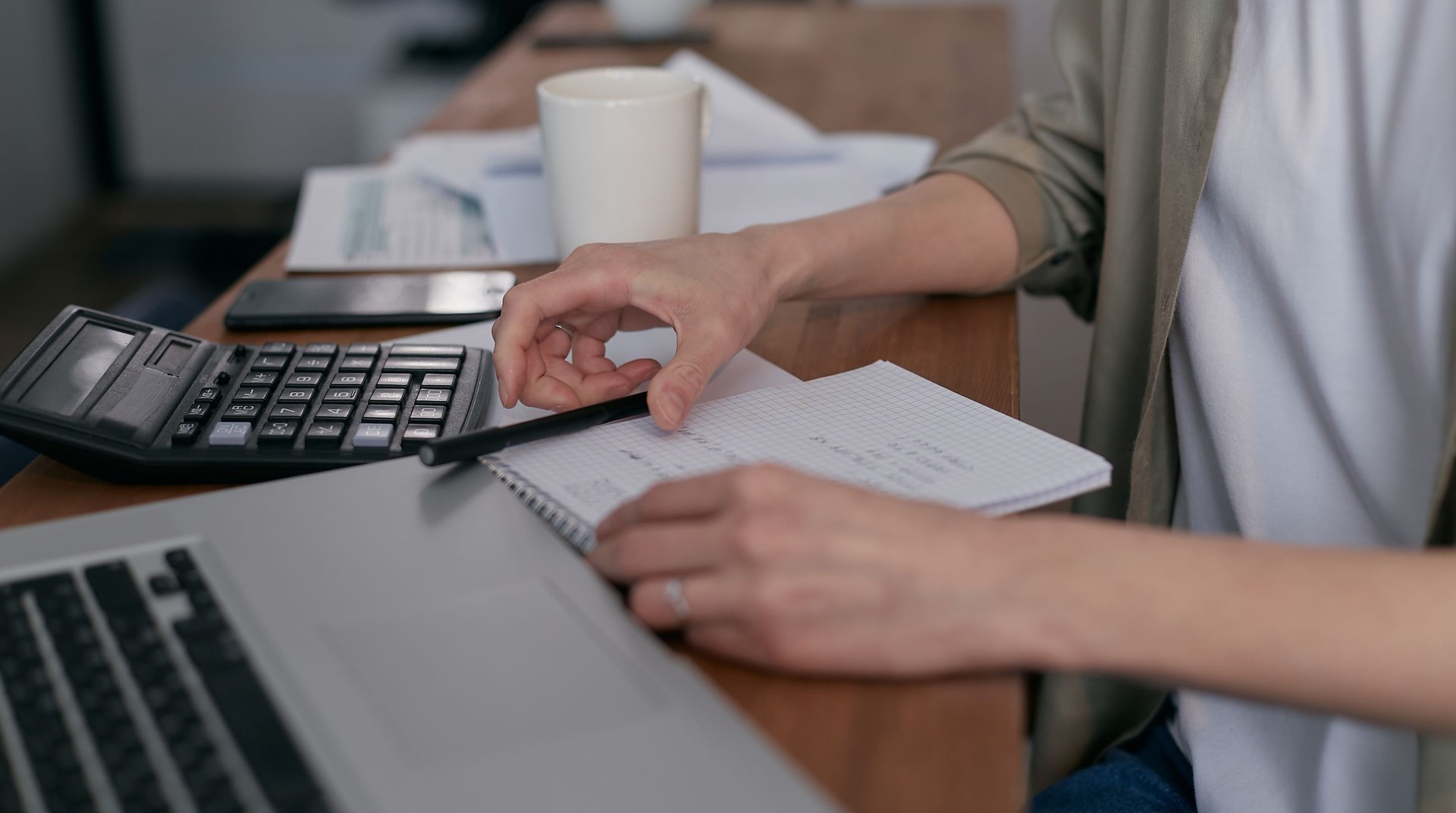 Une sortie de location enregistrée à l'entrée et ressaisie au bureau, un bon de pesée copié dans le registre quotidien — une erreur récurrente dans de nombreuses transactions, et le chiffre que personne dans votre entreprise n'a consigné.